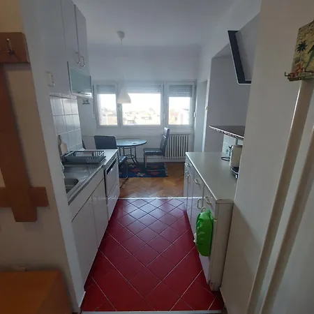 Quiet And Comfortable Centre Area Apartment *